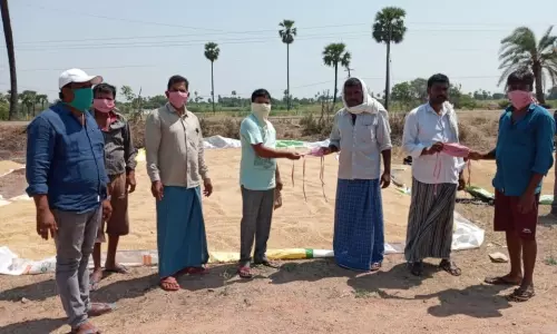 Gangadhara: రైతులకు మాస్క్ లను అందించిన సర్పంచ్