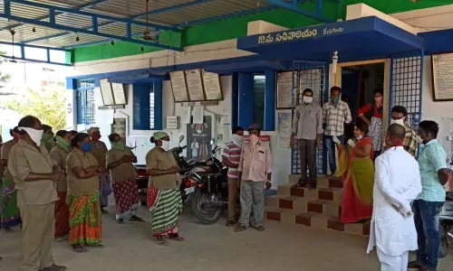 Renigunta: జనసేన పార్టీ ఆధ్వర్యంలో పారిశుద్ధ్య కార్మికులకు శానిటేషన్ పంపిణీ