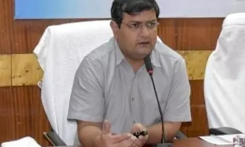 Visakhapatnam: 9,435 మంది వలస కూలీలకు నిత్యవసరాలు: కలెక్టర్‌ వి.వినయ్‌చంద్‌