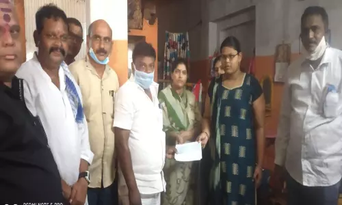 పేద బ్రాహ్మణ కుటుంబానికి రూ.50,000 ఆర్థిక సహాయం చేసిన ఎమ్మెల్యే అలజంగి జోగారావు