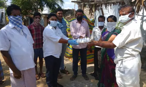 Nakkapalle: డొంకాడలో కోడిగుడ్లు పంపిణీ చేసిన టీడీపీ నాయకులు