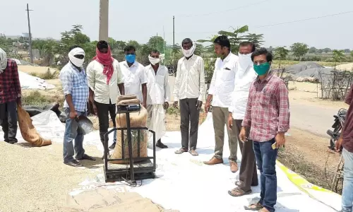 Jukkal: వరి ధాన్యం కొనుగోలు కేంద్రాన్ని పరిశీలించిన జుక్కల్ తహాసీల్దార్