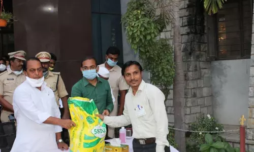 Nirmal: నిర్మల్ లో పాత్రికేయులకు నిత్యావసర సరుకుల పంపిణీ