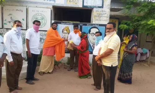 Bichkunda: సేవాభారతి ఆధ్వర్యంలో 20కుటుంబాలకు నిత్యావసర వస్తువుల పంపిణీ