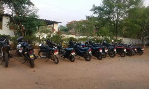 Bhiknoor: నిబంధనలు ఉల్లంఘించిన వాహనాలు సీజ్