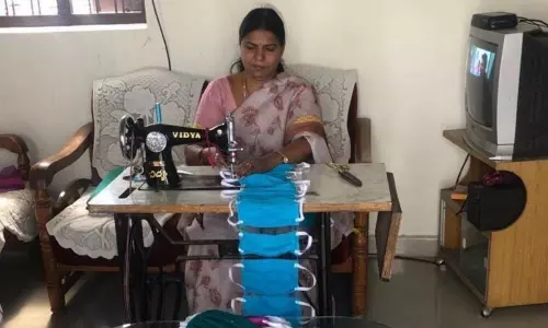 Shankarpalle: 300 మాస్కులు కుట్టి పంపిణీ చేసిన ఎంపీటీసీ శోభ