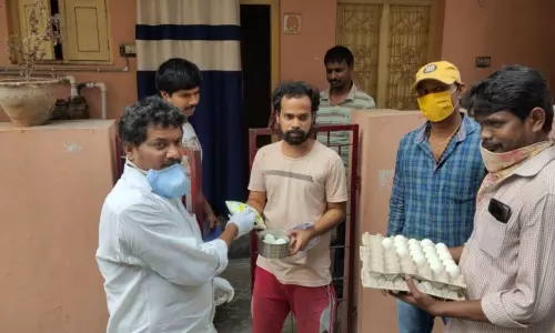 Visakhapatnam: పౌష్టికాహారం పంపిణీ చేస్తున్న టీడీపీ నేత బొమ్మిడి రమణ