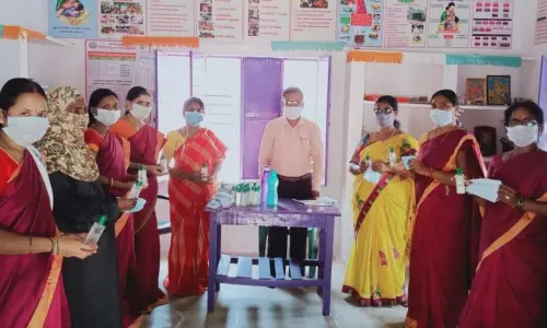 Korutla: అంగన్వాడీ టీచర్లకు శానీటైజర్లు, మాస్కులను పంపిణీ చేసిన జిల్లా సంక్షేమశాఖ అధికారి