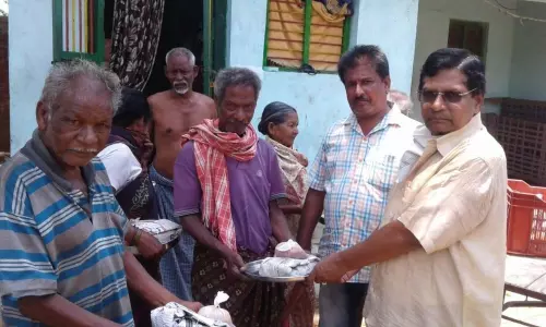 Kurupam: 100 మంది పేదలకు ఆహార పొట్లాలు అందజేత