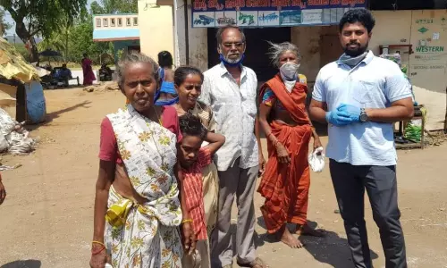 Pendurthi: రామునాయుడు ఆధ్వర్యంలో పేదలకు భోజన పొట్లాలు పంపిణీ