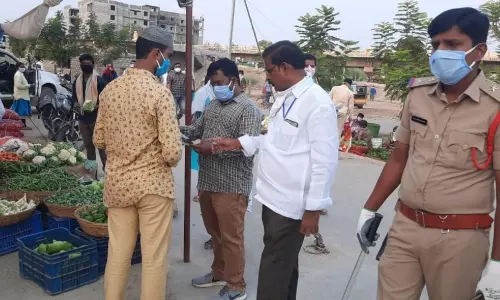 Tadipatri: కూరగాయలు మార్కెట్ లో గుర్తింపు కార్డులు తనిఖీ