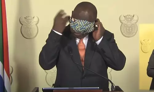 మాస్క్ ను కంటికి తగిలించుకున్న దక్షిణాఫ్రికా అధ్యక్షుడు