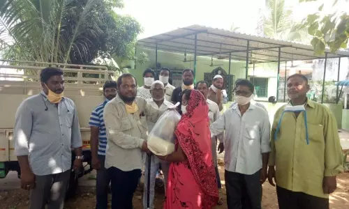 Pendurthi: ప్రోవైడ్స్ చారిటబుల్ ట్రస్ట్ ఆధ్వర్యంలో పేదలకు నిత్యావసర సరుకుల పంపిణీ