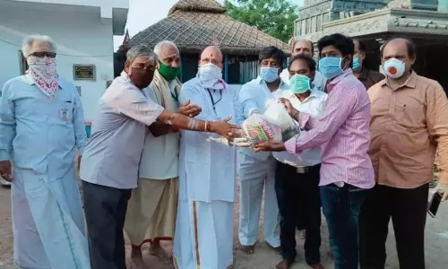 Visakhapatnam: పేద బ్రాహ్మణులకు నిత్యావసర సరుకులు పంపిణీ