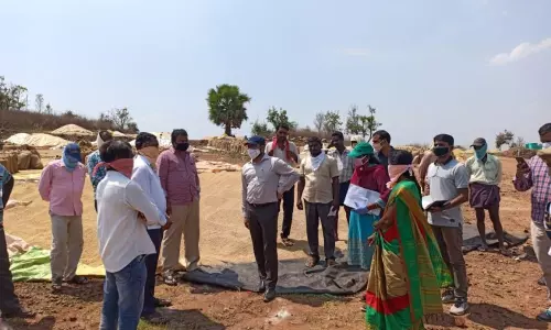 Choppadandi: వరి ధాన్యం కొనుగోలు కేంద్రాలను పరిశీలించిన డిఆర్డిఎ పీడీ