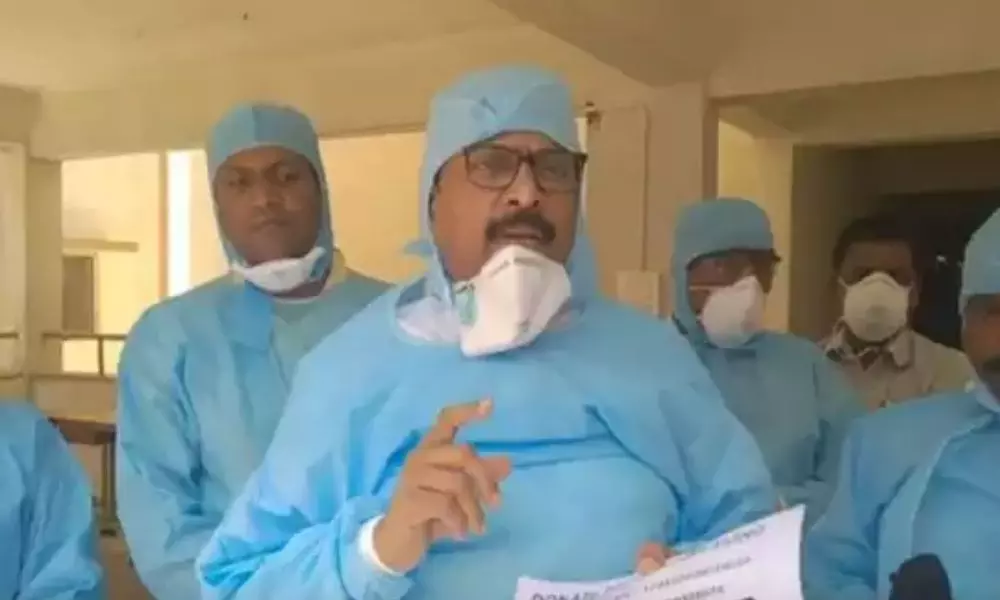 వైసీపీ ఎంపీ ఫ్యామిలీకి కరోనా.. వారిలో నలుగురు వైద్యులు వైసీపీ ఎంపీ ఫ్యామిలీకి కరోనా.. వారిలో నలుగురు వైద్యులు