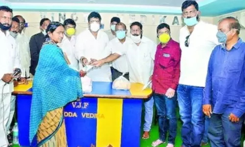Visakhapatnam: కళాకారులకు సరుకులు అందజేత