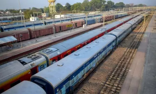 Lockdown Effect: రైళ్లు జారిపోకుండా తాళాలు.. Lockdown Effect: రైళ్లు జారిపోకుండా తాళాలు..