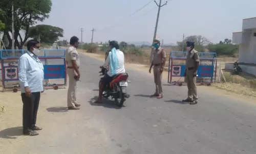 Bijinapally: మంగనూరు చెక్ పోస్ట్ వద్ద సిఐ గాంధీ నాయక్ తనిఖీలు