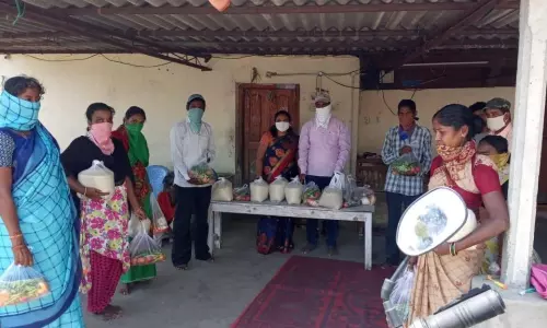 Yergatla: పెండ్లి రోజు సందర్భంగా నీరు పేదలకు నిత్యావసర సరుకులను పంపిణీ చేసిన దంపతులు