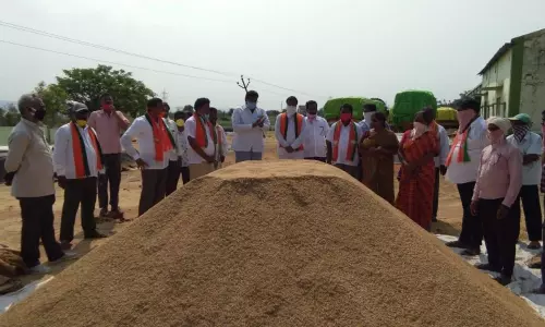 ధాన్యం కొనుగోలు కేంద్రాన్ని తనిఖీ చేసిన బిజెపి నాయకులు