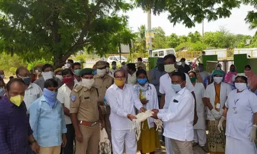 Chandrugonda: జర్నలిస్టులకు మాస్కులు అందజేసిన రేంజర్ శ్రీనివాసరావు