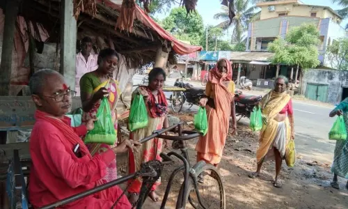 Jangareddigudem: వికలాంగులకు, వృద్ధులకు కూరగాయల పంపిణీ