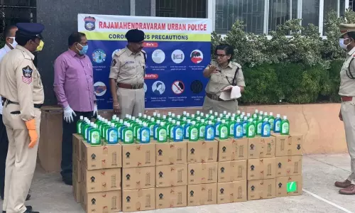 Rajahmundry: పోలీసు సిబ్బందికి డెటాల్ లిక్విడ్ వితరణ