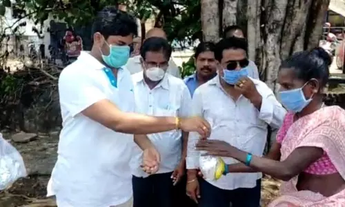 Visakhapatnam: వలస కూలీలకు  నిత్యావసర వస్తువులు అందించిన గుడివాడ యువసేన