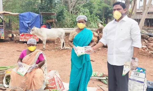 Visakhapatnam: యూత్ వెల్ఫేర్ అసోసియేషన్ అధ్వర్యంలో మాస్కులు పంపిణీ