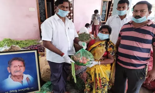 పెదపుల్లేరు లో కూరగాయలు పంపిణీ చేసిన వేగిరెడ్డి రాము