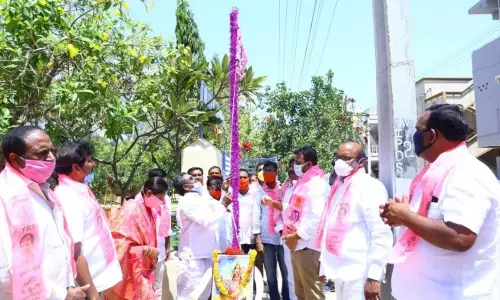 Moinabad: మొయినాబాద్ చౌరస్తాలో టీఆర్ఎస్ పార్టీ జెండా ఎగరవేసిన ఎమ్మెల్యే కాలే యాదయ్య