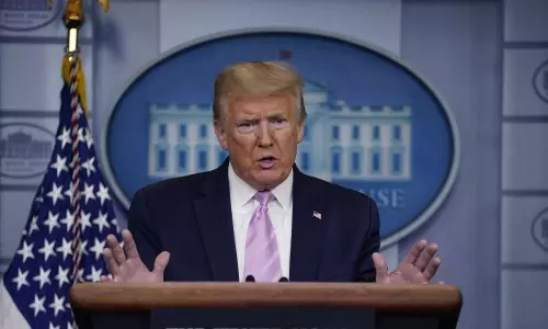 ట్రంప్ మరో సంచలన నిర్ణయం.. ఆరోగ్యశాఖ మంత్రి పై వేటుకు రంగం సిద్ధం