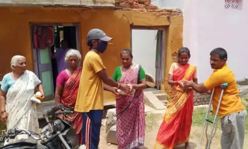 Gollaprolu: అనాధలకు, పేదలకు వృద్ధులకు భోజనాలు పంపిణీ