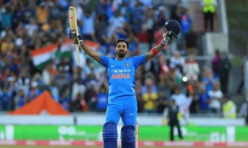 ధోనీతో పోలికా.. అభిమానులు అంగీకరించరు ధోనీతో పోలికా.. అభిమానులు అంగీకరించరు