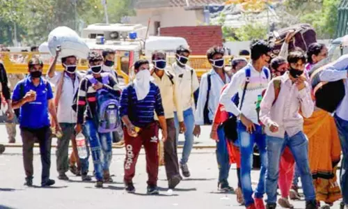 వలస కార్మికులకు కేంద్రం శుభవార్త! వారి స్వస్థలాలకు వెళ్లిపోవచ్చు కానీ..