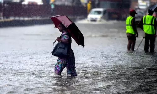 రెండు రోజుల్లో భారీ వర్షం.. కోస్తా, రాయలసీమ ప్రాంతాల్లో పిడుగులు.. రెండు రోజుల్లో భారీ వర్షం.. కోస్తా, రాయలసీమ ప్రాంతాల్లో పిడుగులు..