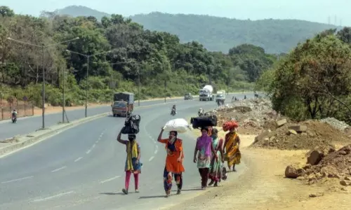 వలస కార్మికులు స్వస్థలాలకు వెళ్లడానికి ఏపీ ప్రభుత్వం మార్గదర్శకాల జారీ