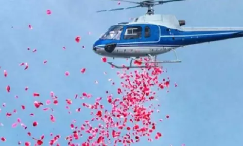 కరోనా పోరాట యోధులకు పుష్పాంజలి