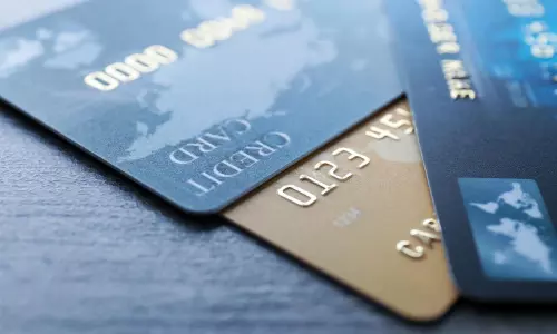 బ్యాంకుల కొత్త పోకడ.. క్రెడిట్ కార్డు లిమిట్ల్లో కోతలు బ్యాంకుల కొత్త పోకడ.. క్రెడిట్ కార్డు లిమిట్ల్లో కోతలు