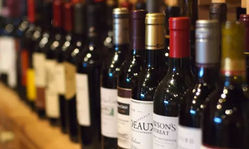 ఏపీలో నేటి నుంచి మద్యం అమ్మకాలు.. భారీగా పెరిగిన మద్యం ధరలు ఇవే ఏపీలో నేటి నుంచి మద్యం అమ్మకాలు.. భారీగా పెరిగిన మద్యం ధరలు ఇవే