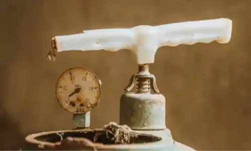 విష వాయువు లీకేజీ.. ఒకరి పరిస్థితి విషమం..