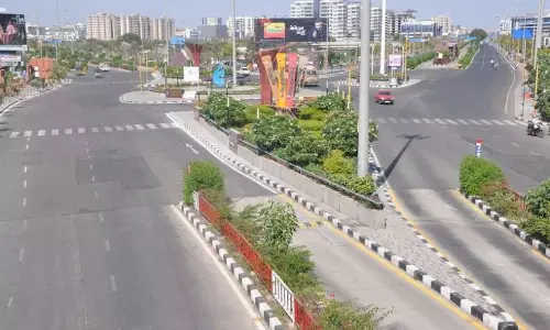 పోలీసు వాహనాలపై రాళ్లు రువ్విన వలస కార్మికులు