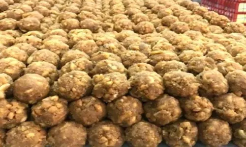 శ్రీవారి లడ్డూల అమ్మకం ప్రారంభం.. పోటెత్తిన భక్తులు