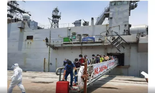 కరోనా ఎఫెక్ట్.. పెద్దఎత్తున స్వదేశానికి చేరుకుంటున్న భారతీయులు..