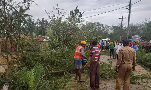 ఒడిశా తీరంలో ఉంఫాన్ తుఫాను బీభత్సం.. పసికందు సహా ఇద్దరు మృతి