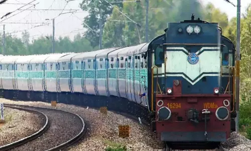 2 గంటలు.. 73 రైళ్లు.. లక్ష 49 వేల టికెట్లు బుక్ : రైల్వే శాఖ