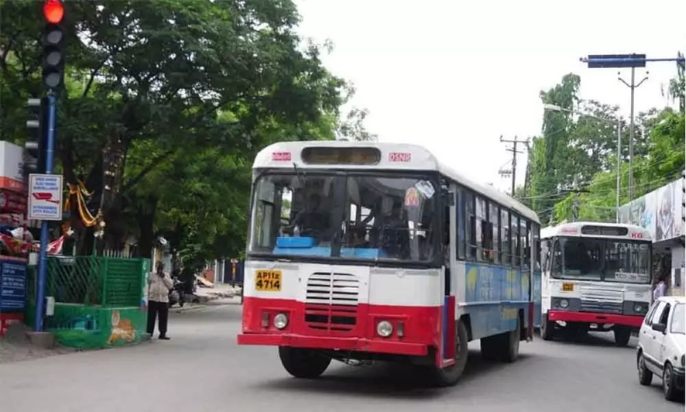 హైదరాబాద్‌లో 32 ప్రత్యేక బస్సులు