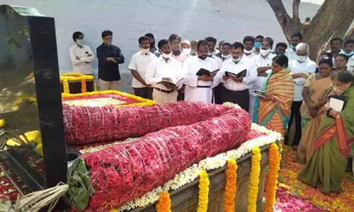 వైఎస్‌ రాజారెడ్డికి కుటుంబసభ్యుల నివాళి