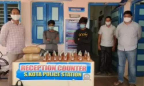 శృంగవరపుకోటలో గంజాయి తోపాటు అక్రమ మద్యం స్వాధీనం